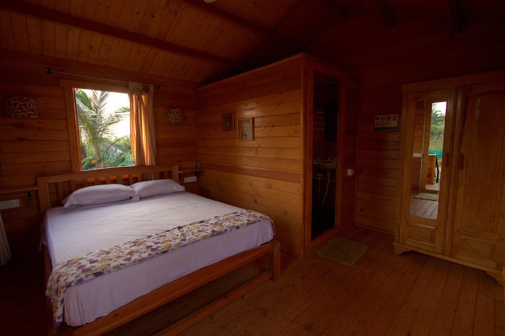 Pele'S Windsong Wood Cottage On The Beach Benaulim Room photo